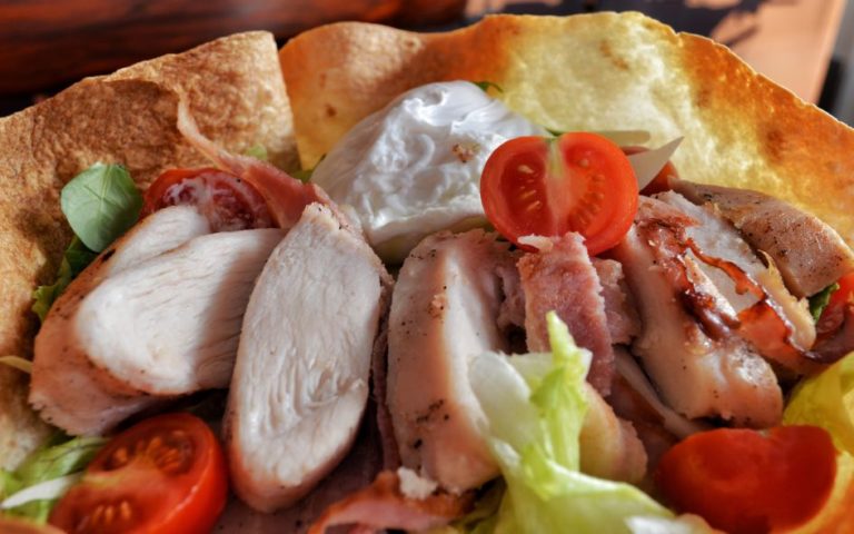 Sałatka z delikatnymi polędwiczkami i jajkiem - Menu sałatki restauracji Portowej